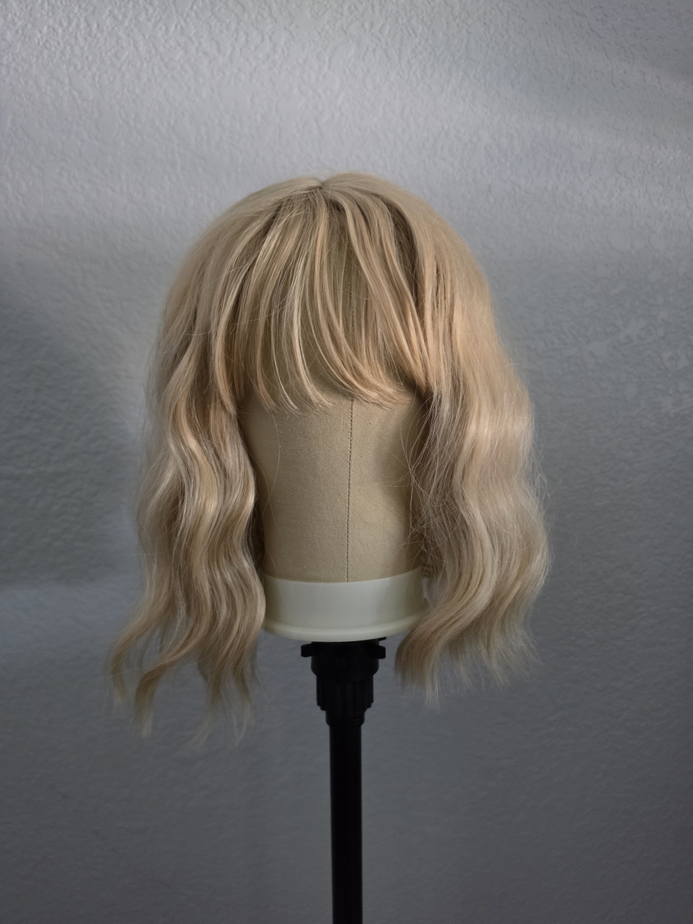 Blonde Wave Short Bob Wigs With Air Bangs Shoulder Length Wig For Women and Girl - Picture 8 of 14